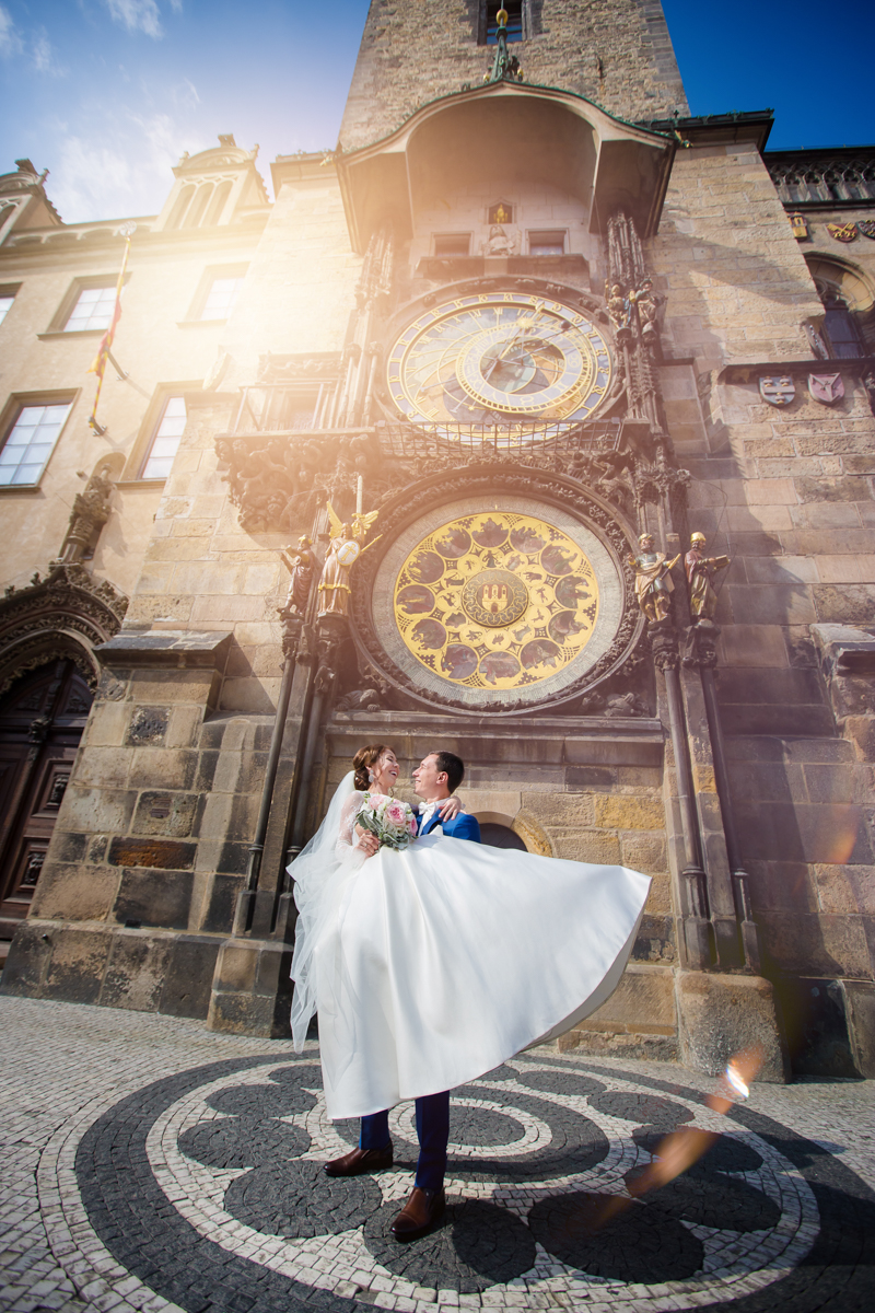 Свадебная фотосессия в Праге на Староместкой площади