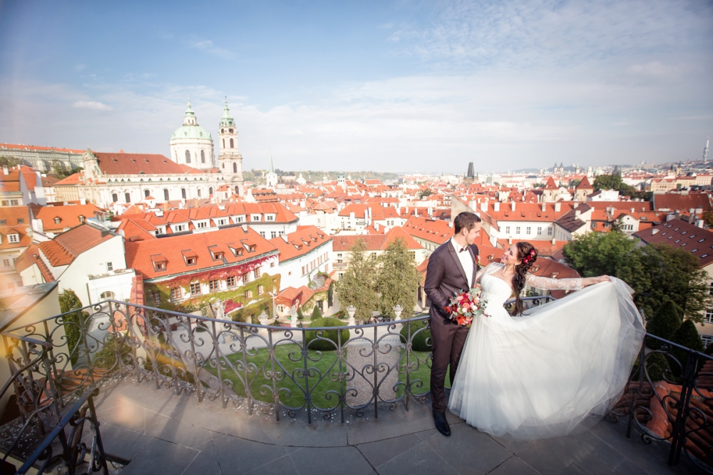 Свадебная фотосессия в Вртбовских садах Праги, от уютных уголков до панорамных видов на всю Прагу
